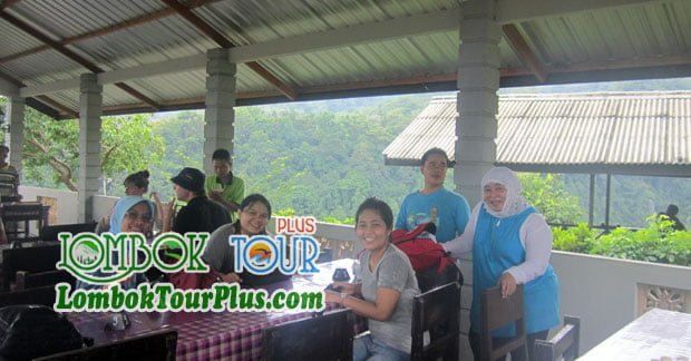 Keceriaan Ibu Aprida Wisata di Lombok
