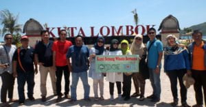 Foto Wisata Ibu Dyta Bersama Rekan di Pantai Pantai Kuta Lombok