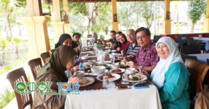 Bapak Mohd Amin dan Keluarga Menikmati makan siang khas Kuliner Lombok