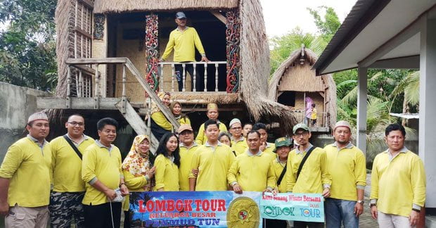 Bapak Hadi & Grup Wisata di Desa Sukarara